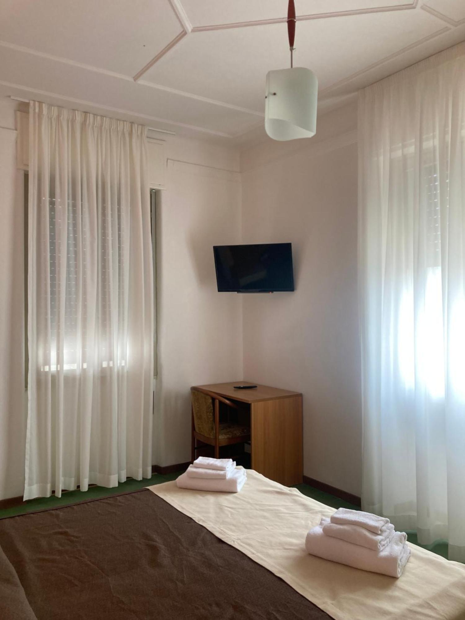 Hotel Villa Trieste 西尔米奥奈 客房 照片