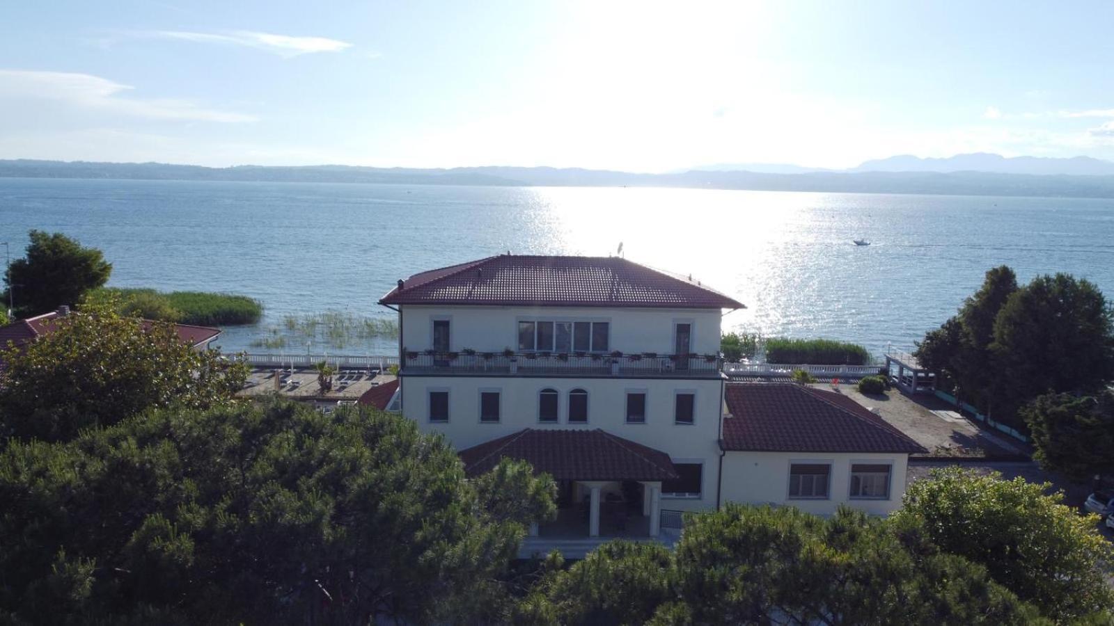 Hotel Villa Trieste 西尔米奥奈 外观 照片