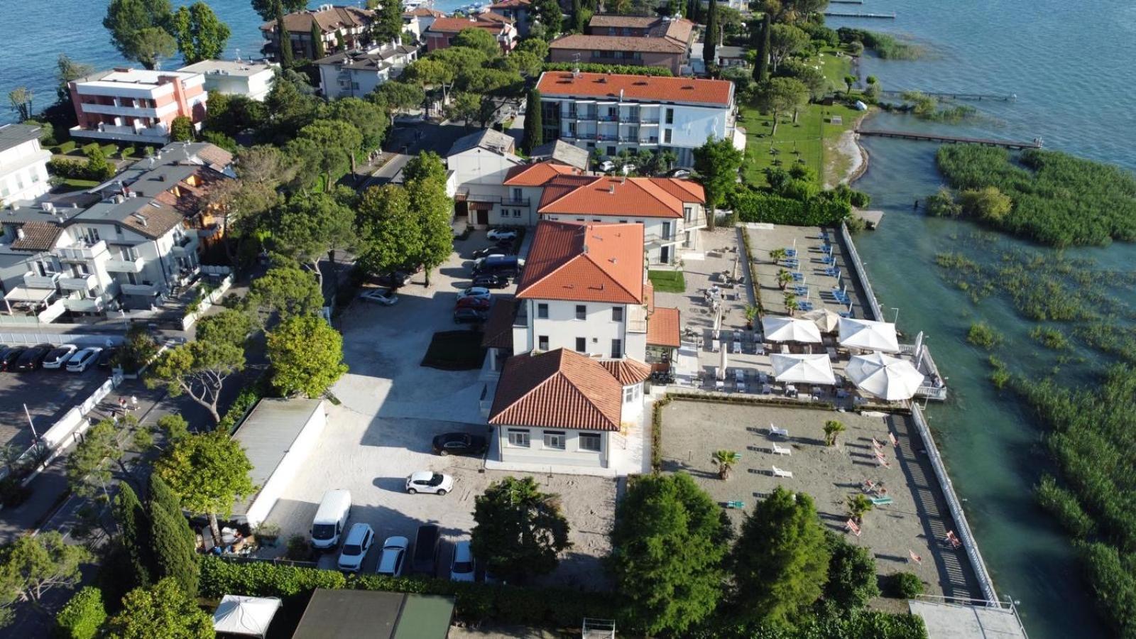 Hotel Villa Trieste 西尔米奥奈 外观 照片