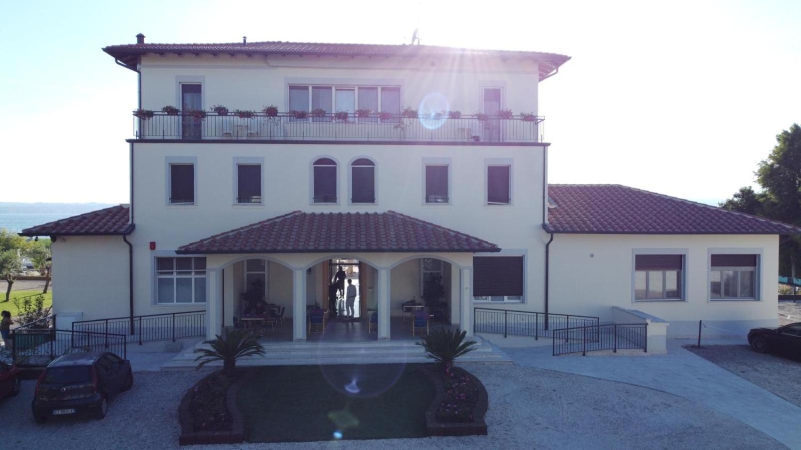 Hotel Villa Trieste 西尔米奥奈 外观 照片